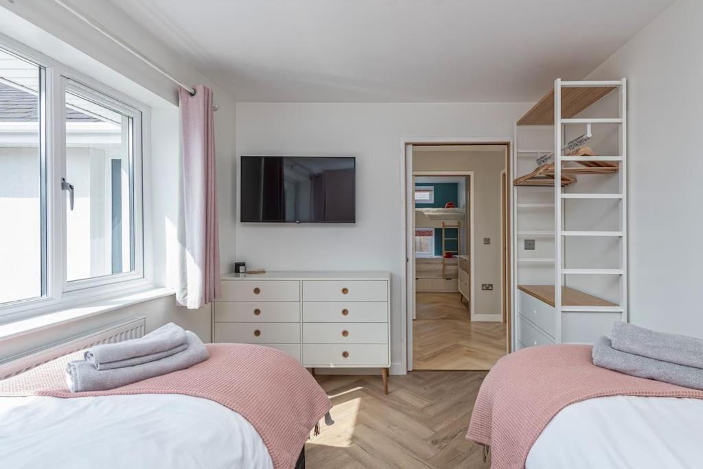 Family-friendly Retreat Between & Mountains